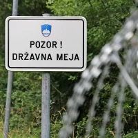 Prebežniki, predvsem pa  prevozniki, ki z njimi služijo, se požvižgajo na table in bodečo žico. 

