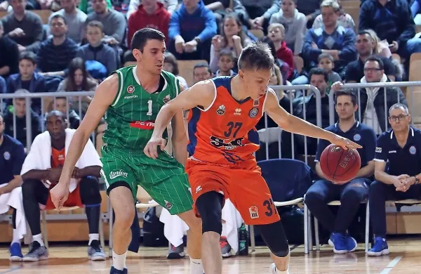 Na evropskem prvenstvu druge divizije U-18 je bil košarkar Sixta 
oziroma Koša Gregor Glas izbran v idealno peterko prvenstva.