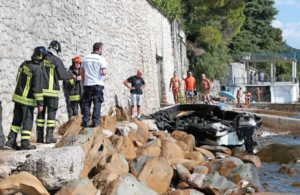 Motorni čoln je ob silovitem trčenju v skale zagorel.