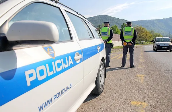 Z avtom 154, z motorjem 151 na uro