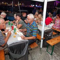 Železni repertoar morskih dobrot, glasbe in zabave