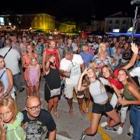 Železni repertoar morskih dobrot, glasbe in zabave