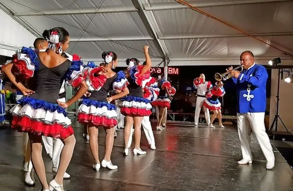 Kljub incidentu s policijo so kubanski plesalci v petek zvečer 
nastopili na bovškem festivalu src.