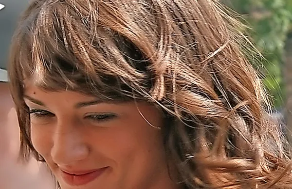 Italijanska igralka in režiserka Asia Argento, ki je med prvimi 
obtožila Harveyja Winsteina zaradi spolne zlorabe in je bila med 
najbolj vidnimi predstavnicami gibanja #MeToo, naj bi bila po 
pisanju New Yorka Timesa obtožena spolne zlorabe.