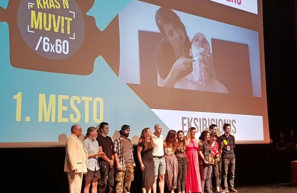 Ekipa zmagovalnega filma festivala Muvit/6x60 in člani žirije na 
petkovi podelitvi nagrad v Kosovelovem domu.  