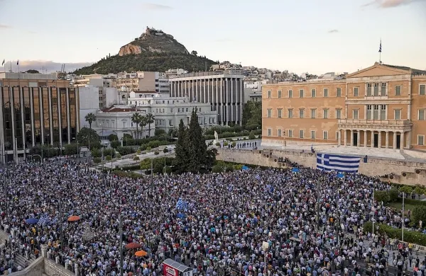 Protesti v Atenah zaradi številnih težkih reform, ki jih je morala 
izpeljati Grčija.