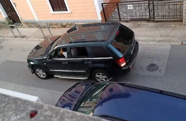 Pijani Italijan s črnim terencem je poskrbel za razburljiv petkov 
večer v Izoli.