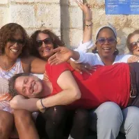 Nedeljski popoldanski sprehod na Hrvaškem, je modna oblikovalka  Diane von Furstenberg naslovila fotografijo, na kateri 
pozira z Oprah Winfrey in druščino. 