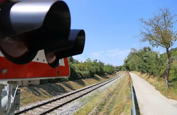 Dokaj gostemu prometu iz Šempetra v spodnjo Vipavski dolino naj bi se bilo naslednje leto vsaj na 
Bazari  možno izogniti po kolesarski poti vzdolž železniške proge. 