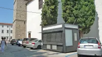 Trafika na Brolu je ena od osmih zaprtih montažnih trafik. 