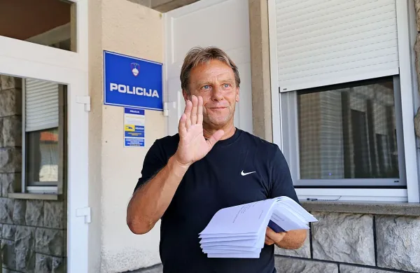 Bovški župan Valter Mlekuž z dokumenti Kubancev.