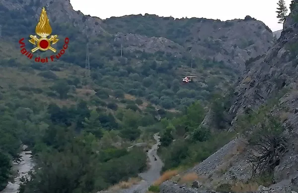 Hudourniške poplave v soteski na jugu Italije so  odnesle najmanj 
enajst izletnikov, še pet jih pogrešajo.