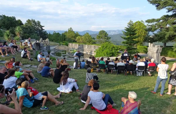 Organizatorji šestega festivala kamišibaj so bili s kuliso Štanjela in 
številom gledalcev zelo zadovoljni. 