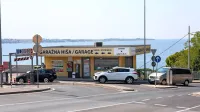Med turistično sezono je garažna hiša Fornače polno zasedena.