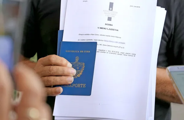 Bovški župan  Valter Mlekuž je včeraj v Rožni Dolini prevzel potne 
liste kubanskih plesalcev.