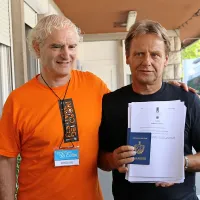 Massimo Boldi (levo) in Valter Mlekuž sta včeraj v Rožni Dolini 
prevzela potne liste kubanskih plesalcev.