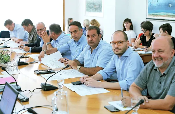 V poslanskih skupinah bodoče koalicije in Levice so pristali, da 
bodo večino v komisijah za nadzor javnih financ ter obveščevalnih 
in varnostnih služb imele SDS, NSi in SNS.