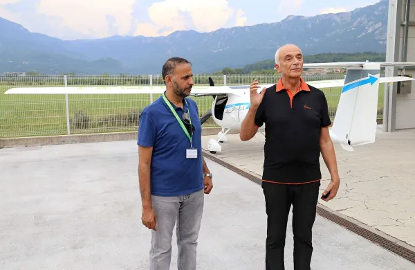Poslovnež Lahej Al Falasi iz Dubaja  je prišel na testni polet s  
Pipistrelovim električnim letalom Alpha Electro pred že dogovorjeno dostavo.