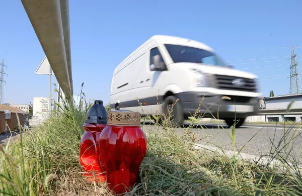 Dobre tri ure po nesreči so ob cesti  že gorele sveče, s katerimi so 
se svojci in znanci spomnili na  61-letnika. 