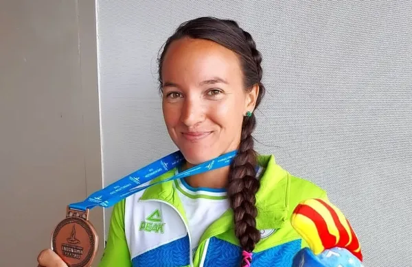 Anja Osterman (na fotografiji z bronasto medaljo s sredozemskih 
iger) je pred začetkom svetovnega prvenstva dobro razpoložena.