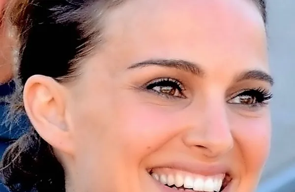 Oskarjevka Natalie Portman bo prevzela režijo biografskega filma 
o dvojčicah kolumnistkah, ki sta kolumne pisali pod psevdonimoma Abigail Van Buren in Ann Landers.