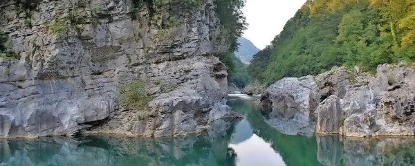 Takšna je bila videti Soča na kraku pod jezom v Podselu avgusta 
2015 ... 