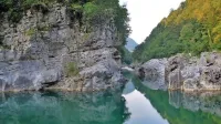 Takšna je bila videti Soča na kraku pod jezom v Podselu avgusta 
2015 ... 