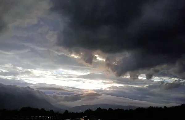  Sredi dneva so se začele pojavljati nevihte, ki bodo popoldne in 
zvečer še bolj pogoste in se nadaljevale tudi v noč. 