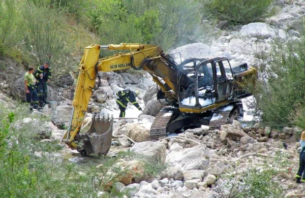 V strugi Predelnice je v torek zagorel bager.