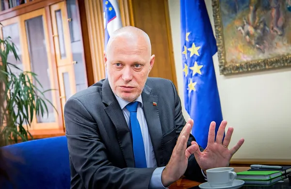 Nekdanji podpredsednik SMC Milan Brglez je obvestil poslansko 
skupino SMC, da iz nje izstopa.