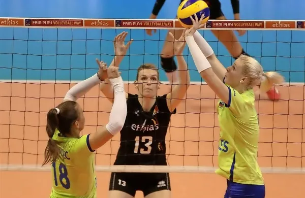 Podajalka slovenske reprezentance Eva Mori (desno) bo tudi jutri  
poskušala preigrati  Belgijke. 
