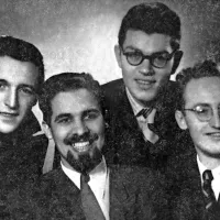 Pesniški tovariši ob izidu  Pesmi štirih leta 1953 (z leve): Janez Menart, Ciril Zlobec, Kajetan Kovič in 
Tone Pavček. Zlobec je bil najstarejši med njimi. Od včeraj  kvartet življenje nadaljuje v - verzih.  