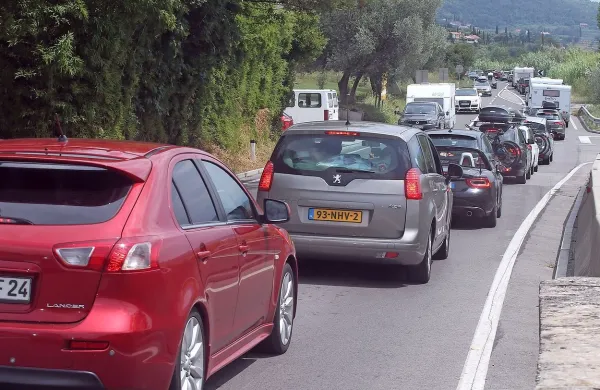Gneča in zastoji na cestah ter mejnih prehodih