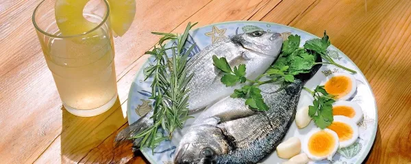 Ribe, česen in jajca so učinkoviti v boju zoper akne.