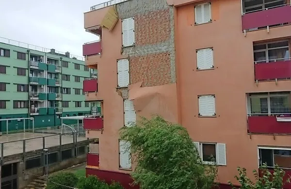 Fasada stanovanjskega bloka je odstopila