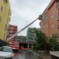Na enem od stanovanjskih blokov nad Dolinsko cesto v Kopru je 
odstopil del fasade.
