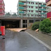 Fasada stanovanjskega bloka je odstopila
