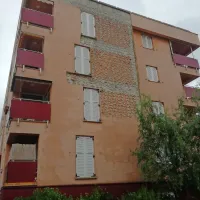 Fasada stanovanjskega bloka je odstopila