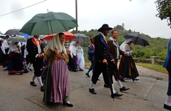 Povorka narodnih noš iz cerkve na Tabru  do Repna je bila zaradi dežja skromnejša kot ponavadi.