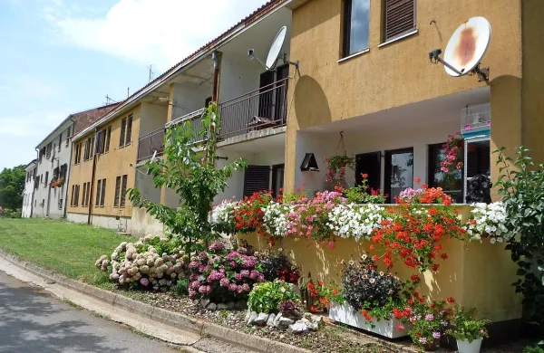 Stavbe, v kateri so najemniška stanovanja, stanovanja  za sezonske 
delavce in depandansa hotela, med prenovo hotela Maestoso ne 
bodo rušili.