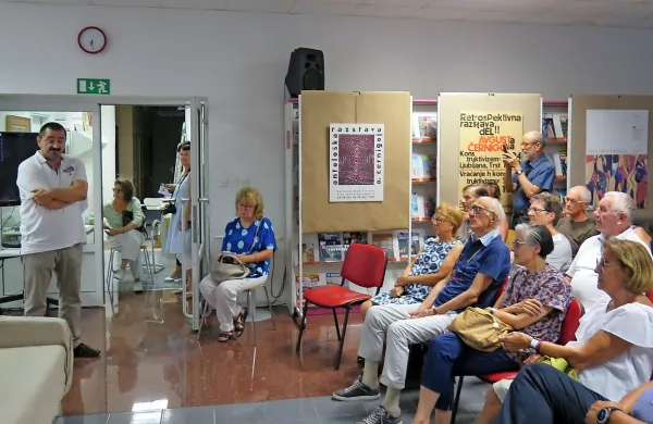 Kustos Goriškega muzeja Davor Kernel je predstavil razstavo v 
sežanski knjižnici.
