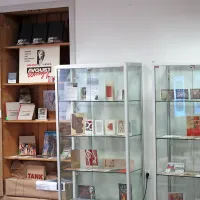 Obiskovalci si lahko na razstavi poleg grafik, ki so last Kosovelove 
knjižnice, ogledajo še razglednice, voščilnice, letake ... 