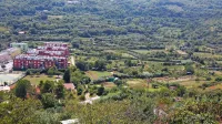 Škofija Koper bo dodaten denar za dom v Strunjanu  dobila s 
prodajo kmetijskih zemljišč oziroma vrtičkov v Olmu. 
