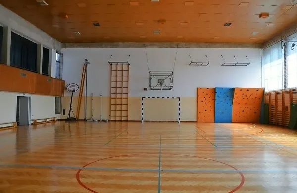 Prenavljajo &scaron;olsko telovadnico