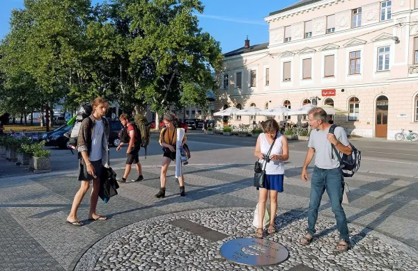 Med bolj obiskanimi točkami v Novi Gorici je Trg Evrope, kjer se 
turisti radi slikajo z eno nogo v Sloveniji in drugo v Italiji.