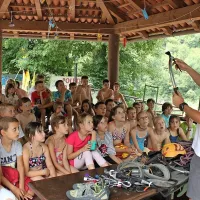 Otroci so na Enajsti šoli med drugim radi prisluhnili številnim gostom. Hkrati  ni manjkalo dejavnosti.