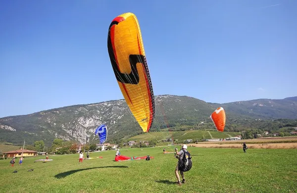 Nenaden sunek vetra neposredno nad tlemi je preprečil fazo 
pristajanja zaradi zaprtja sprednjega dela padala in posledično 
povzročil strmoglavljenje tandema.