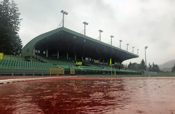 Bo po sobotnem dežju na stadion ob Jezeru v sredo posijalo 
sonce?