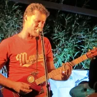 Ivo Tull v slovenščini mojstrsko ubeseduje blues občutke in jih 
prenaša na svojo doma narejeno kitaro.