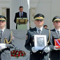 Borut Pahor: “Nestrpen politični občutek, da eno stališče preživi 
le, če pobije drugo, je umiril s sožitjem obeh, ne da bi zaradi tega 
premaknil resnico na sredino med njima.” 